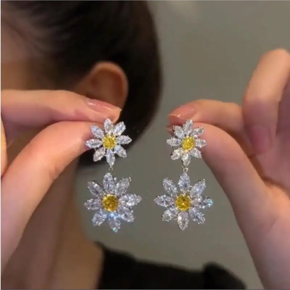 Gold Filled Daisy Floral CZ Earrings - Picture 1 of 2